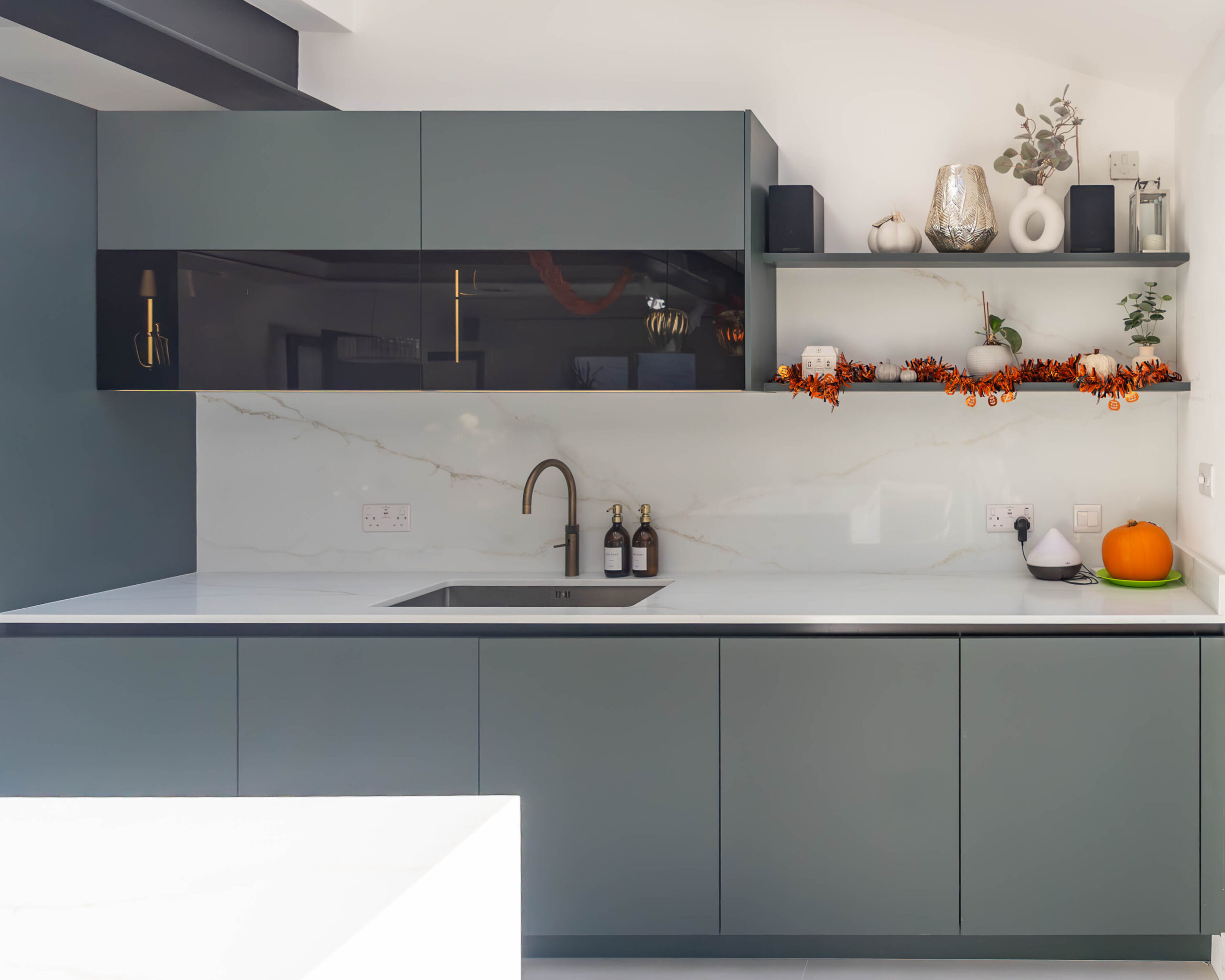 PGK Sage Focus Calacatta Oro Quartz Contemporary Kitchen Twickenham PGK Sage Focus & Calacatta Oro Quartz Contemporary Kitchen