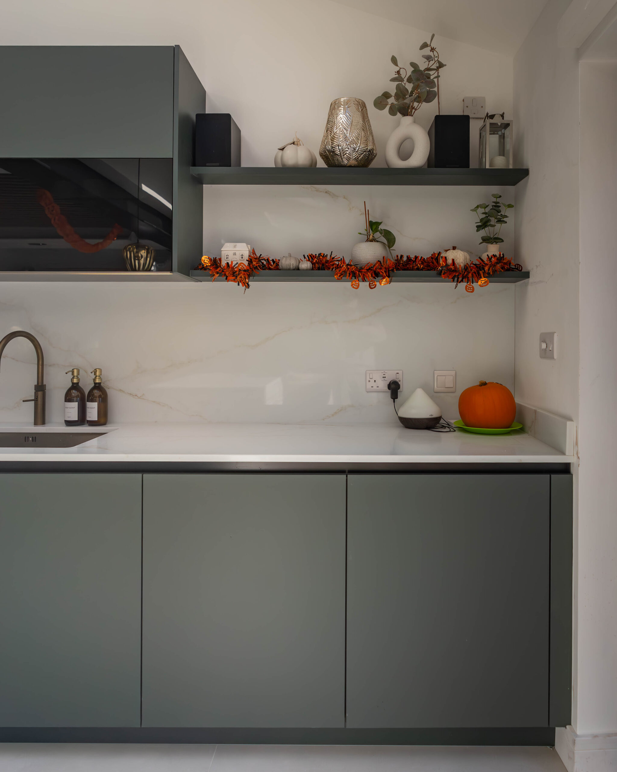 PGK Sage Focus Calacatta Oro Quartz Contemporary Kitchen Twickenham PGK Sage Focus & Calacatta Oro Quartz Contemporary Kitchen