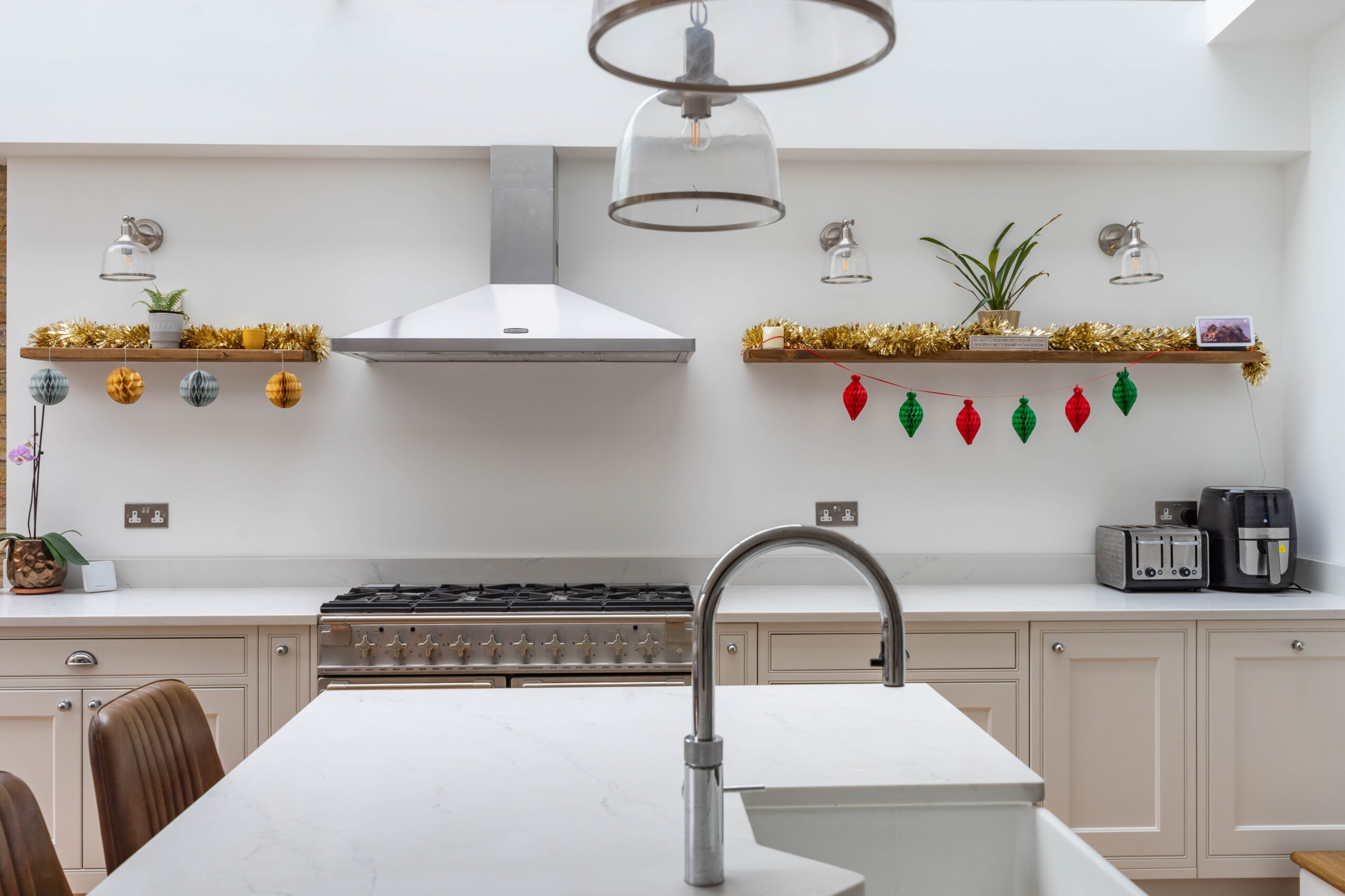 PGK Oyster Shell Shaker Carrara Quartz Traditional Kitchen Barnes PGK Oyster Shell Shaker & Carrara Quartz Traditional Kitchen