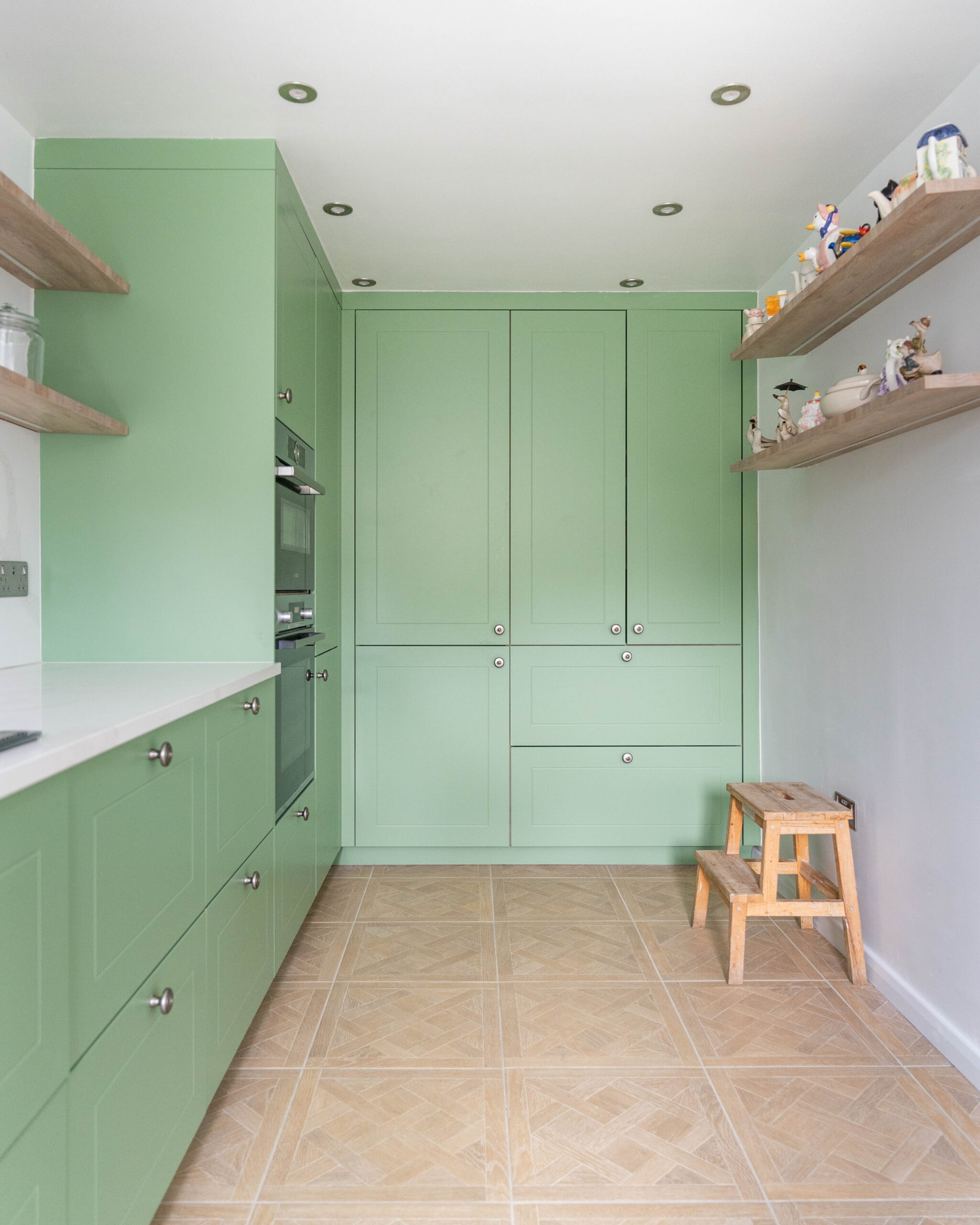 PGK Mint Leaf Chalk White Quartz Traditional Kitchen Hertfordshire PGK Mint Leaf & Chalk White Quartz Traditional Kitchen