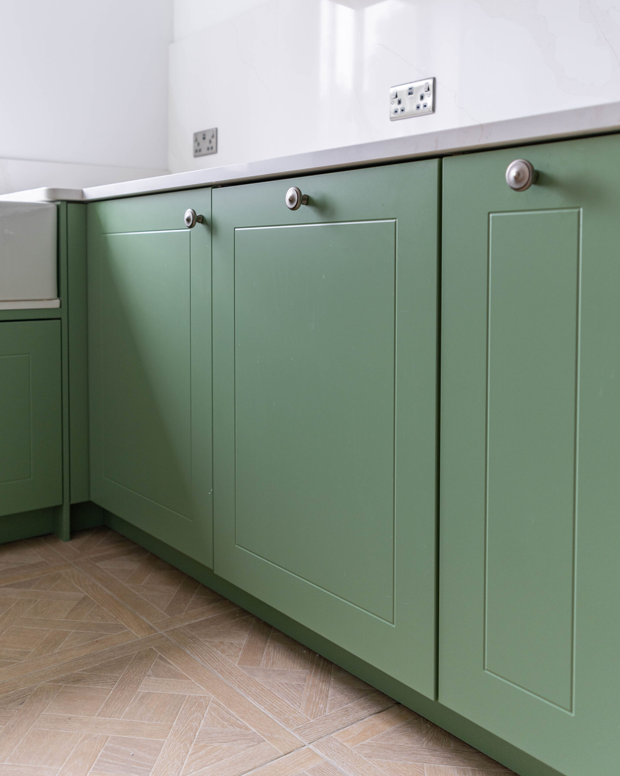 PGK Mint Leaf Chalk White Quartz Traditional Kitchen Hertfordshire PGK Mint Leaf & Chalk White Quartz Traditional Kitchen