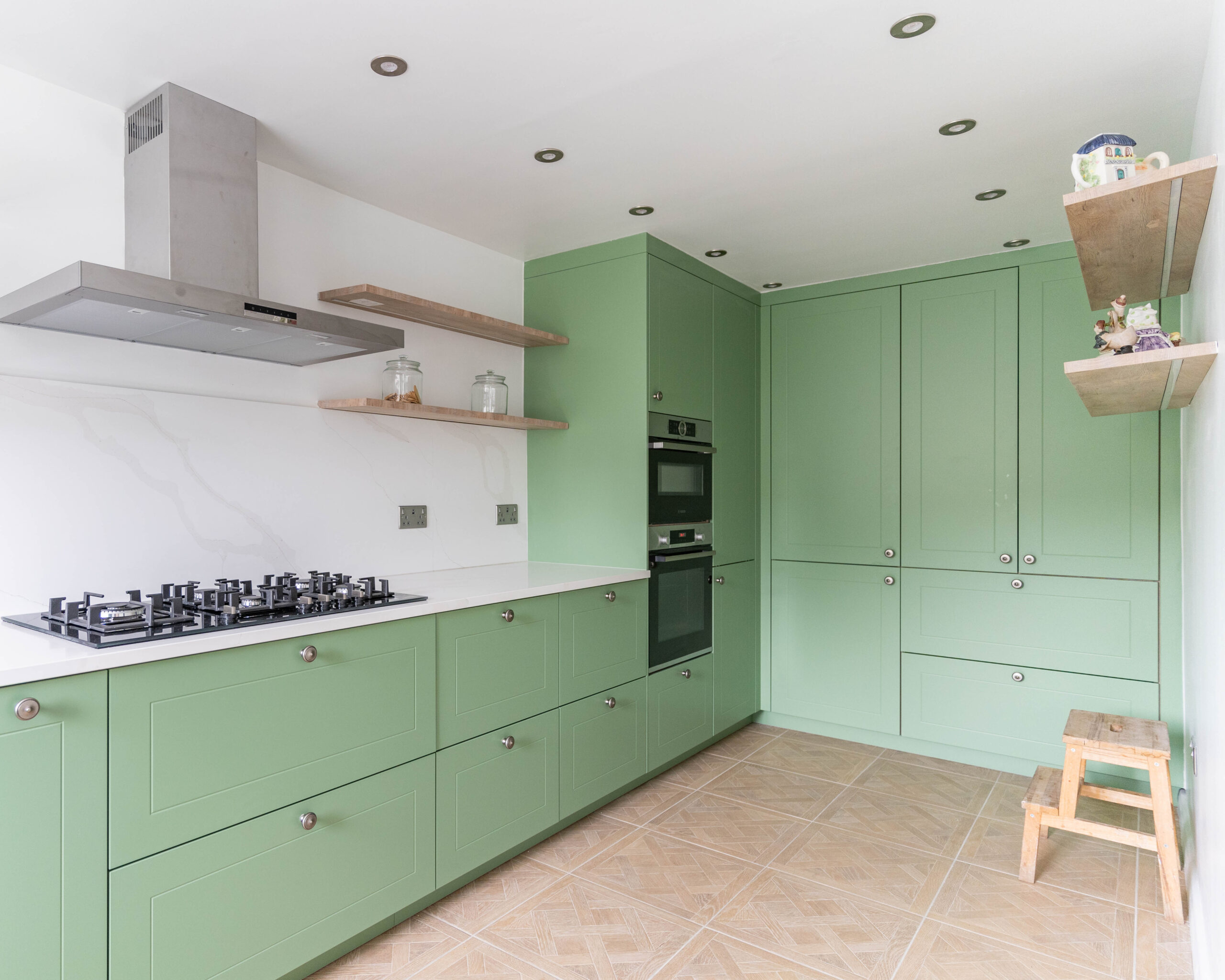 PGK Mint Leaf Chalk White Quartz Traditional Kitchen Hertfordshire PGK Mint Leaf & Chalk White Quartz Traditional Kitchen